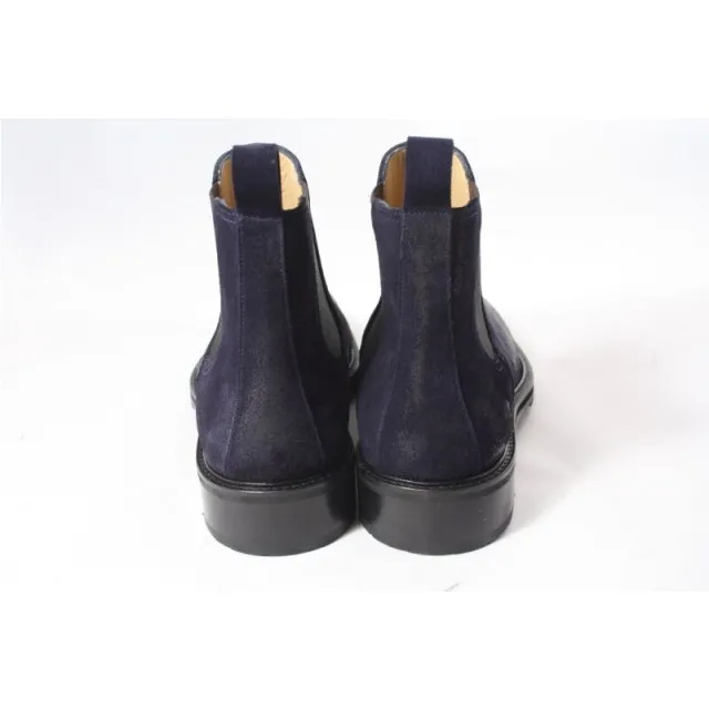 Camplin Cadogan boots gekleed