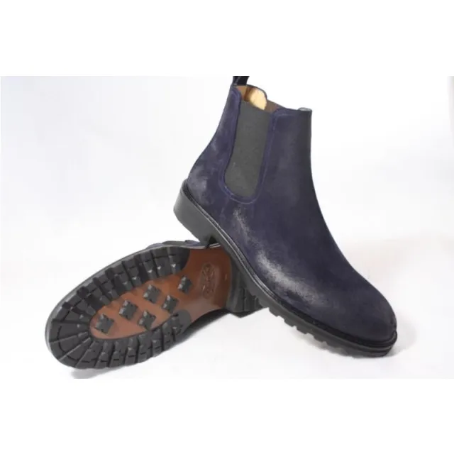 Camplin Cadogan boots gekleed