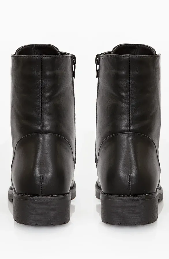 Chain Exclusive Boots